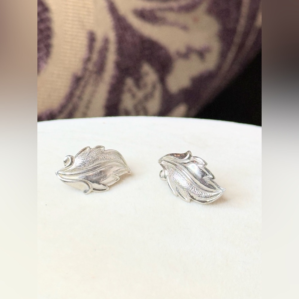 Vintage Silvertone Leaf Clip-On Earrings Sculptural Botanical Design - Picture 1 of 8